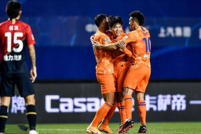  裁判判罚引争议，赛后复盘聚焦热点