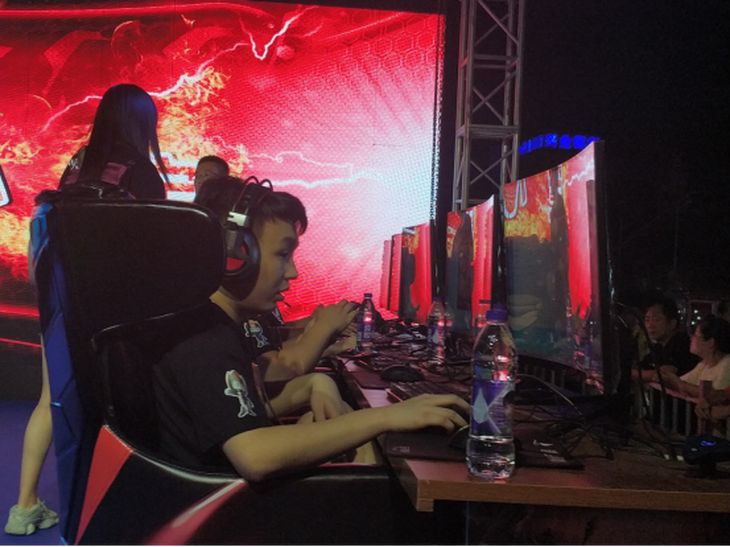  电竞解说激情澎湃点燃观赛热情