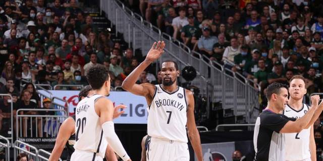  篮球技巧挑战赛，花式运球展现个人风采