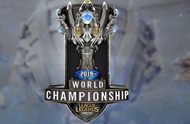  电竞团队默契配合铸就冠军奖杯