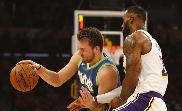  东契奇超神发挥独行侠轻取开拓者