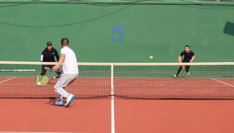  老年网球爱好者增多，养生打法注重节奏控制