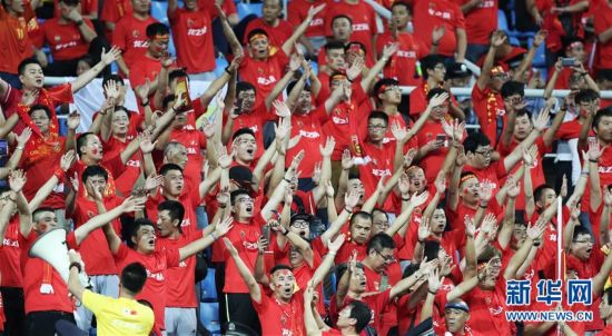  主场氛围助力腾飞，球迷助威声震屋瓦